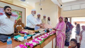 পাবনার সাঁথিয়ায় দুর্গাপূজা উপলক্ষে অসহায় ও দুস্থদের মাঝে শাড়ি বিতরণপাবনা প্রতিনিধি: আব্দুস শুকুর